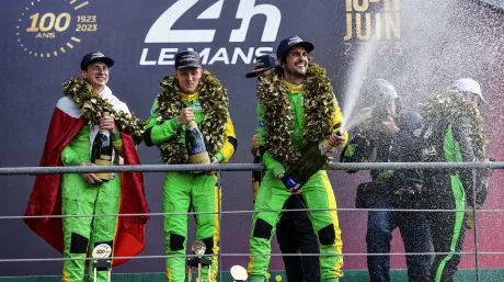 Albert Costa celebra la victoria en Le Mans