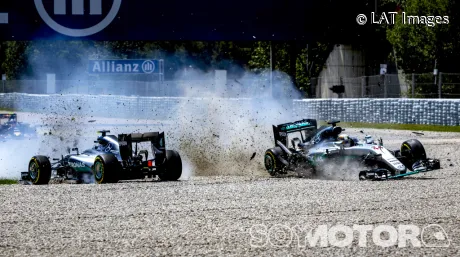 Lewis Hamilton y Nico Rosberg en el choque entre ambos en el GP de España de 2016